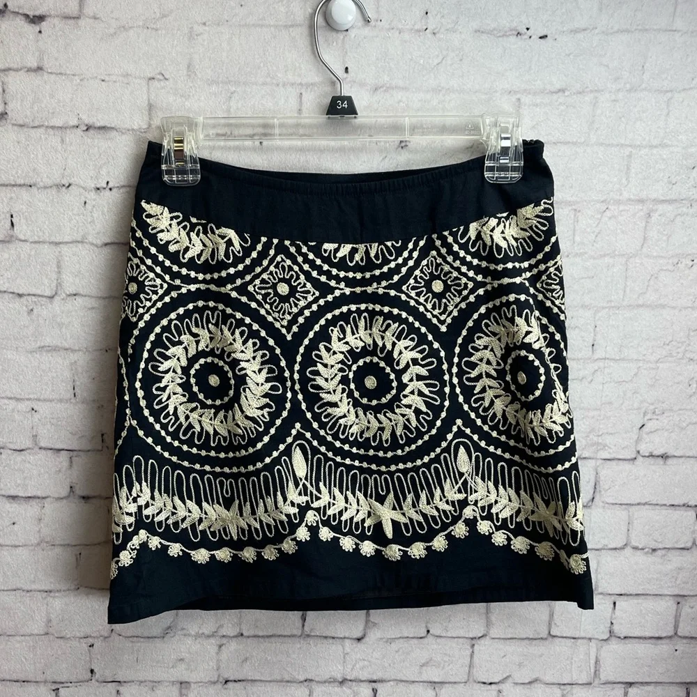 Yoana Baraschi size 2 black skirt with cream embroidered design